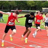 Der Sprung ins Ziel sicherte Paul Stebner (links) den Landesmeistertitel über 100 Meter Der Sprung ins Ziel sicherte Paul Stebner (links) den Landesmeistertitel über 100 Meter