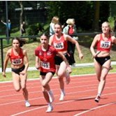 Julika schreit Klara zum letzten Wechsel der Sprintstaffe Julika schreit Klara zum letzten Wechsel der Sprintstaffe