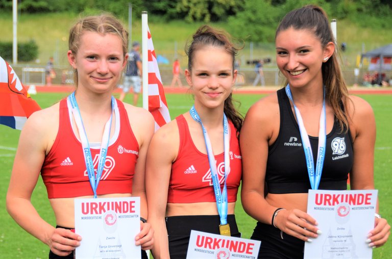 Besser geht‘s nicht: Tanja Unverzagt, Klara Härke und Jolina Klinzmann (von links) gewinnen in Lübeck alle Medaillen im U18-Stabhochsprung.