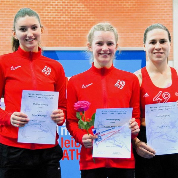 Frauen-Meisterin Tanja Unverzagt flankiert von Vizemeisterin Jolina Klinzmann (links) und Yasemin Büsel