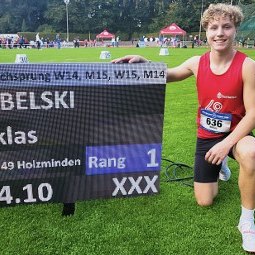 Niklas Robelski war in Hamburg mit 4,02 Metern der überragende Stabhochspringer