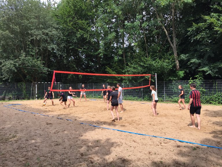 Jung und Alt treffen sich beim Beach Volleyball Turnier 