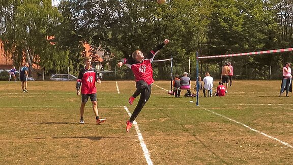 Der Ball darf (anders wie beim Volleyball) nur mit einem Arm gespielt werden Der Ball darf (anders wie beim Volleyball) nur mit einem Arm gespielt werden
