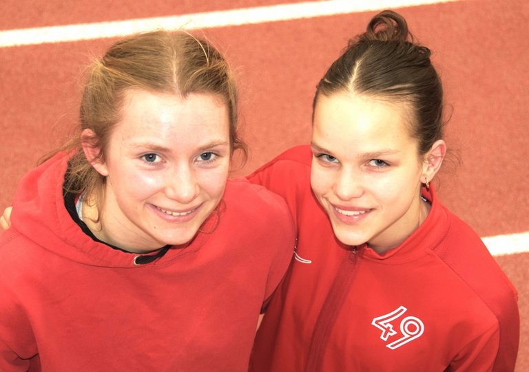 Sie sind zwei der besten deutschen Jugendlichen: Tanja Unverzagt (links) und Klara Härke – Stabhochspringerinnen des MTV 49 Holzminden 