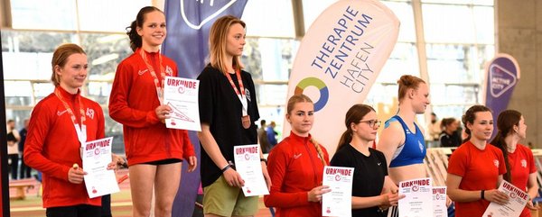 Siegerehrung im U20-Stabhochsprung mit Klara Härke als norddeutscher Meisterin, Tanja Unverzagt auf Rang zwei und Lilly Rathmann als Vierter