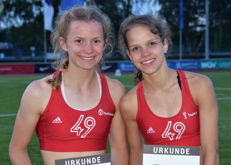 Glücklich und zufrieden nach chaotischen Begleitumständen: Die MTV-Stabhochspringerinnen Klara Härke (rechts) und Tanja Unverzagt als überraschende Vierte und Fünfte der Deutschen Jugendmeisterschaften