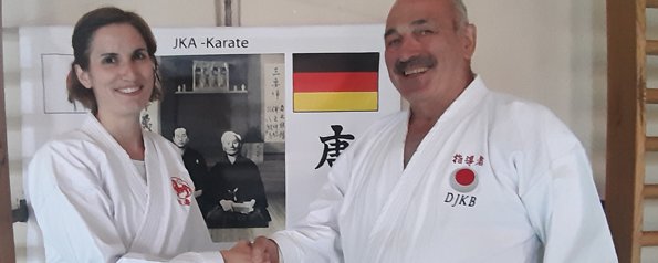 Imke Wingrat besteht die Prüfung zum 1. Dan (Schwarz Gurt. Meistergrad) im Karate