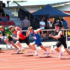 Paul Stebner (Dritter von links) beim 100-Meter-StartStart zu seinem Unter-Elf-Sekunden-Lauf Paul Stebner (Dritter von links) beim 100-Meter-StartStart zu seinem Unter-Elf-Sekunden-Lauf