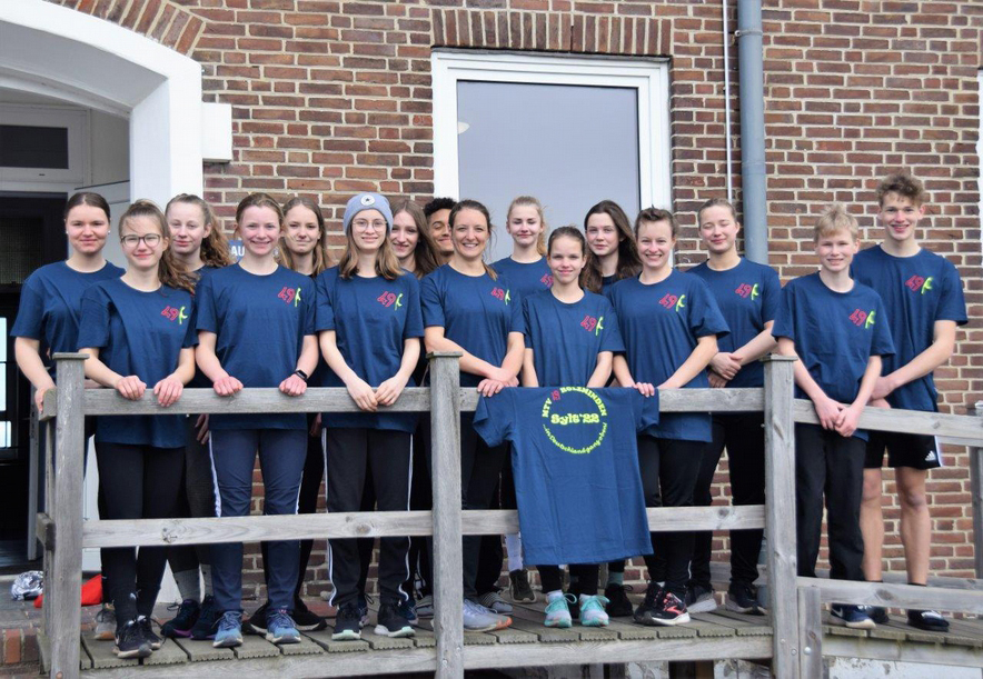 Zum ersten Mal im einheitlichen Sylt-22-T-Shirt: Die MTV-Leichtathleten vor dem ADS-Heim