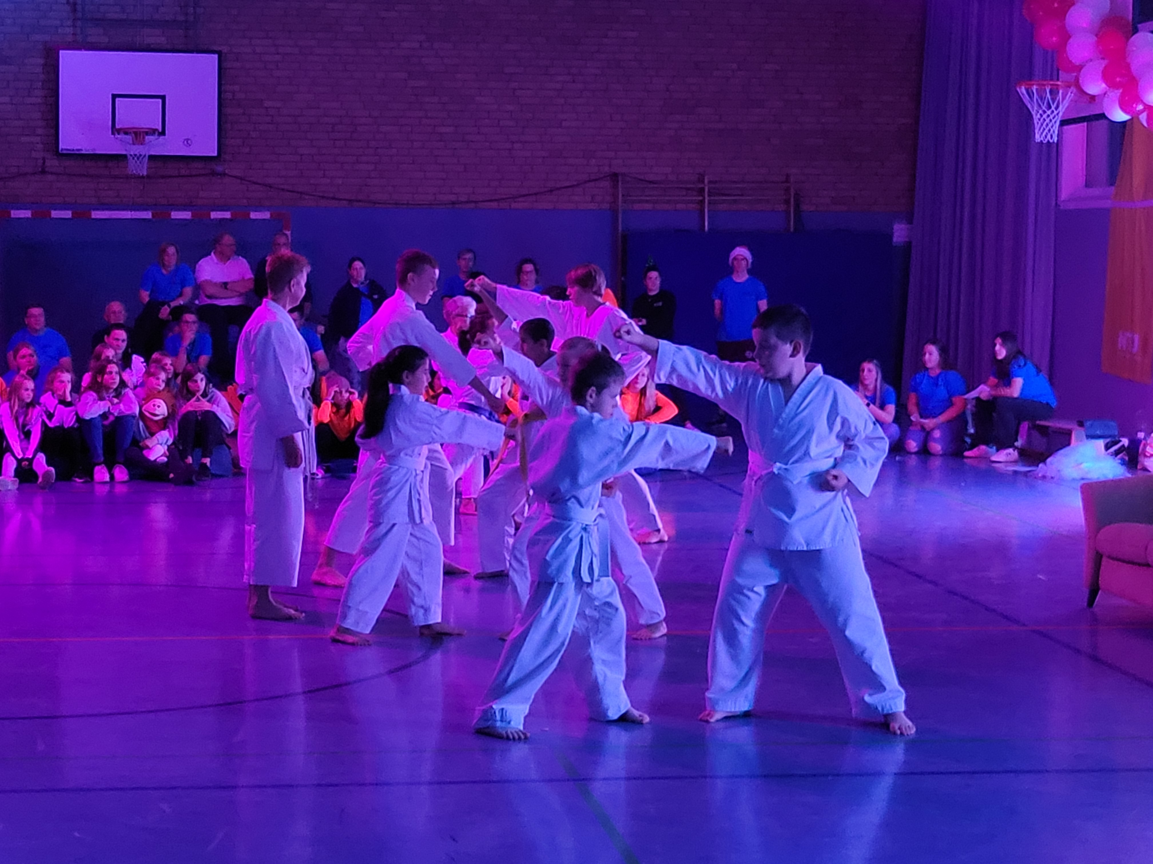 Partnerübungen der Karate-Kinder