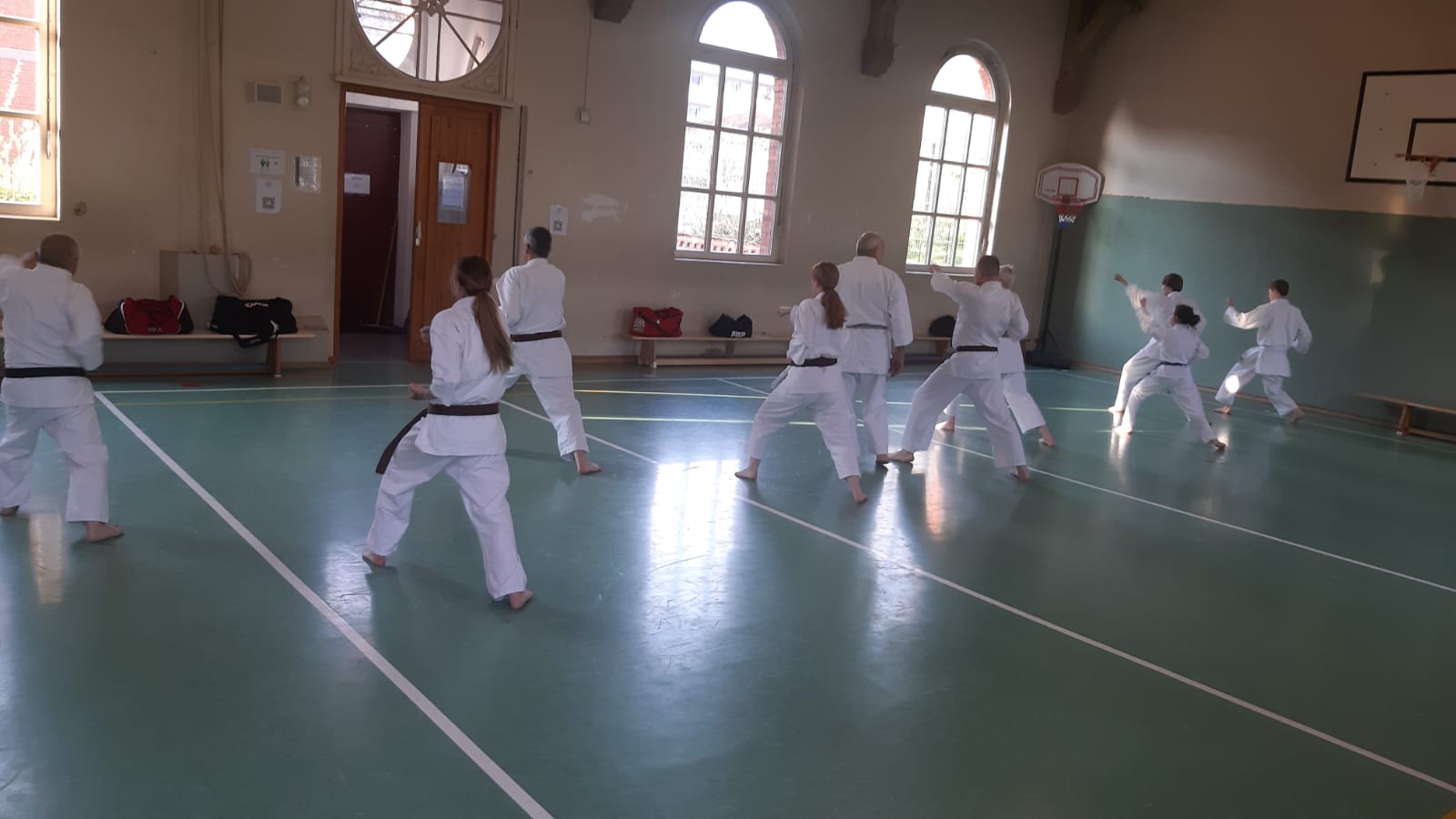 Die Erwachsenen beim Grundschultraining.