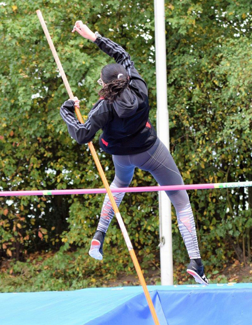 Trotz recht eigenwilliger Technik springt Laura zum ersten Mal über zwei Meter