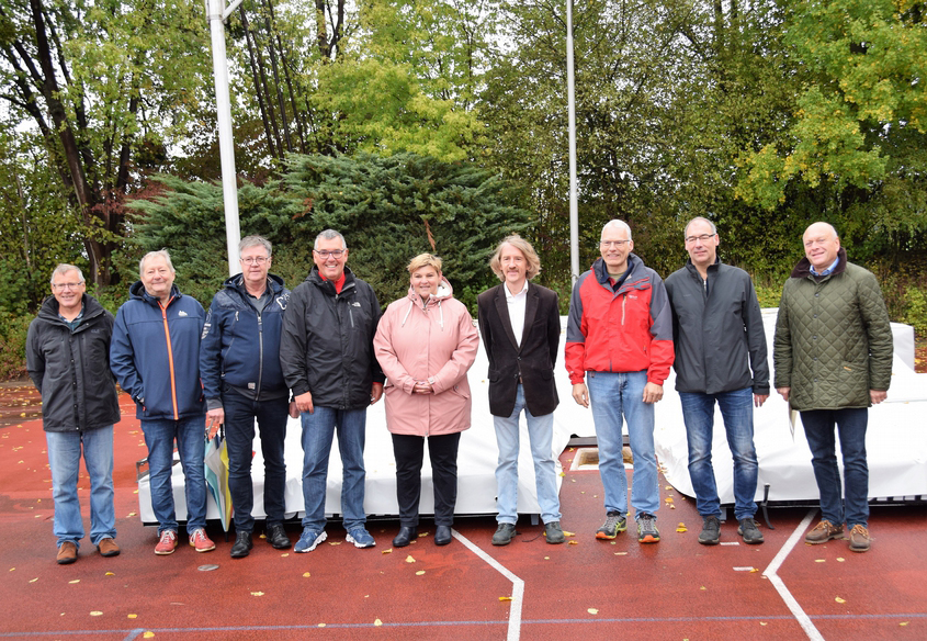 Zufriedene Gesichter vor dem Objekt der Begierde - der neuen Stabhochsprung-Matte im Sportpark
