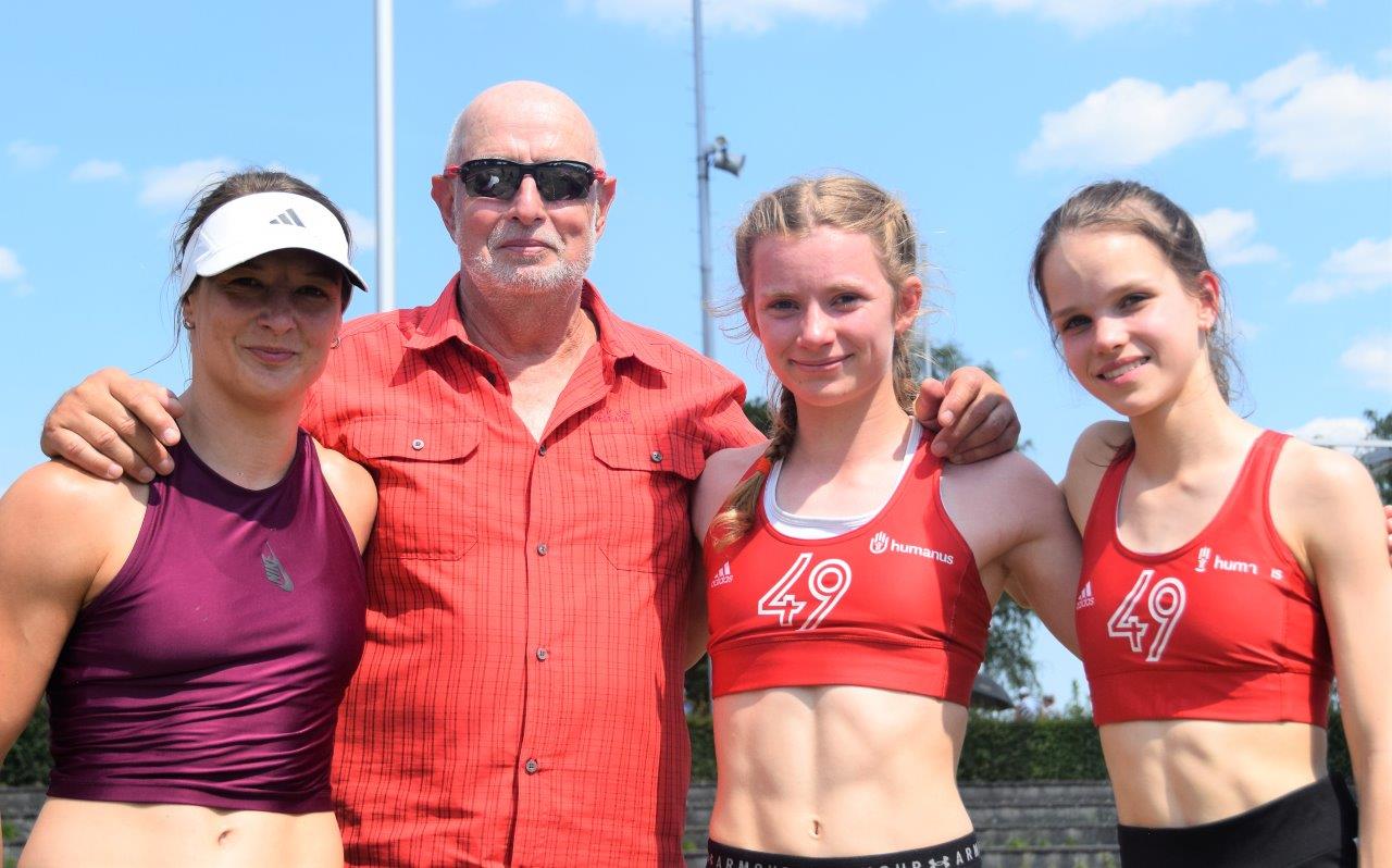Klara (rechts) und Tanja (Zweite von rechts) begeisterten in Verden nicht nur ihre MTV-Coaches Annika und Klaus Roloff Klara (rechts) und Tanja (Zweite von rechts) begeisterten in Verden nicht nur ihre MTV-Coaches Annika und Klaus Roloff