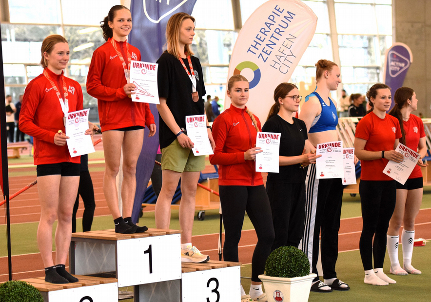 Siegerehrung im U20-Stabhochsprung mit Klara Härke als norddeutscher Meisterin, Tanja Unverzagt auf Rang zwei und Lilly Rathmann als Vierter Siegerehrung im U20-Stabhochsprung mit Klara Härke als norddeutscher Meisterin, Tanja Unverzagt auf Rang zwei und Lilly Rathmann als Vierter