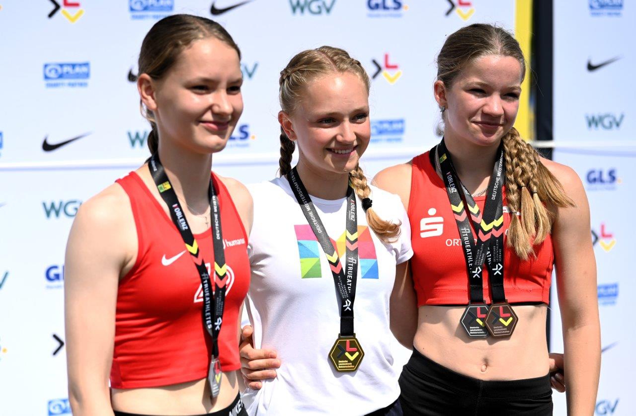 Die drei Medaillengewinnerinnen (von links): Vizemeisterin Anna Rieger (Silber), Meisterin Line Gretzler und die mit Bronze dekorierte Jans Duvenbeck Die drei Medaillengewinnerinnen (von links): Vizemeisterin Anna Rieger (Silber), Meisterin Line Gretzler und die mit Bronze dekorierte Jans Duvenbeck