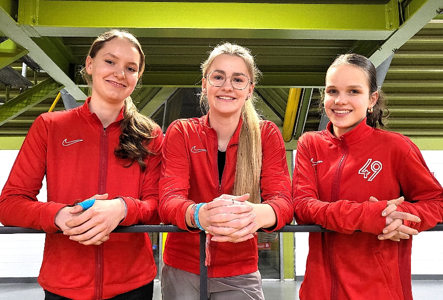 Nur zufriedene Gesichter: Das MTV-Trio – von links: Anna Rieger, Lilly Rathmann und Klara Härke -nach dem Stabhochsprung-Wettbewerb bei den deutschen Jugendmeisterschaften in Dortmund.