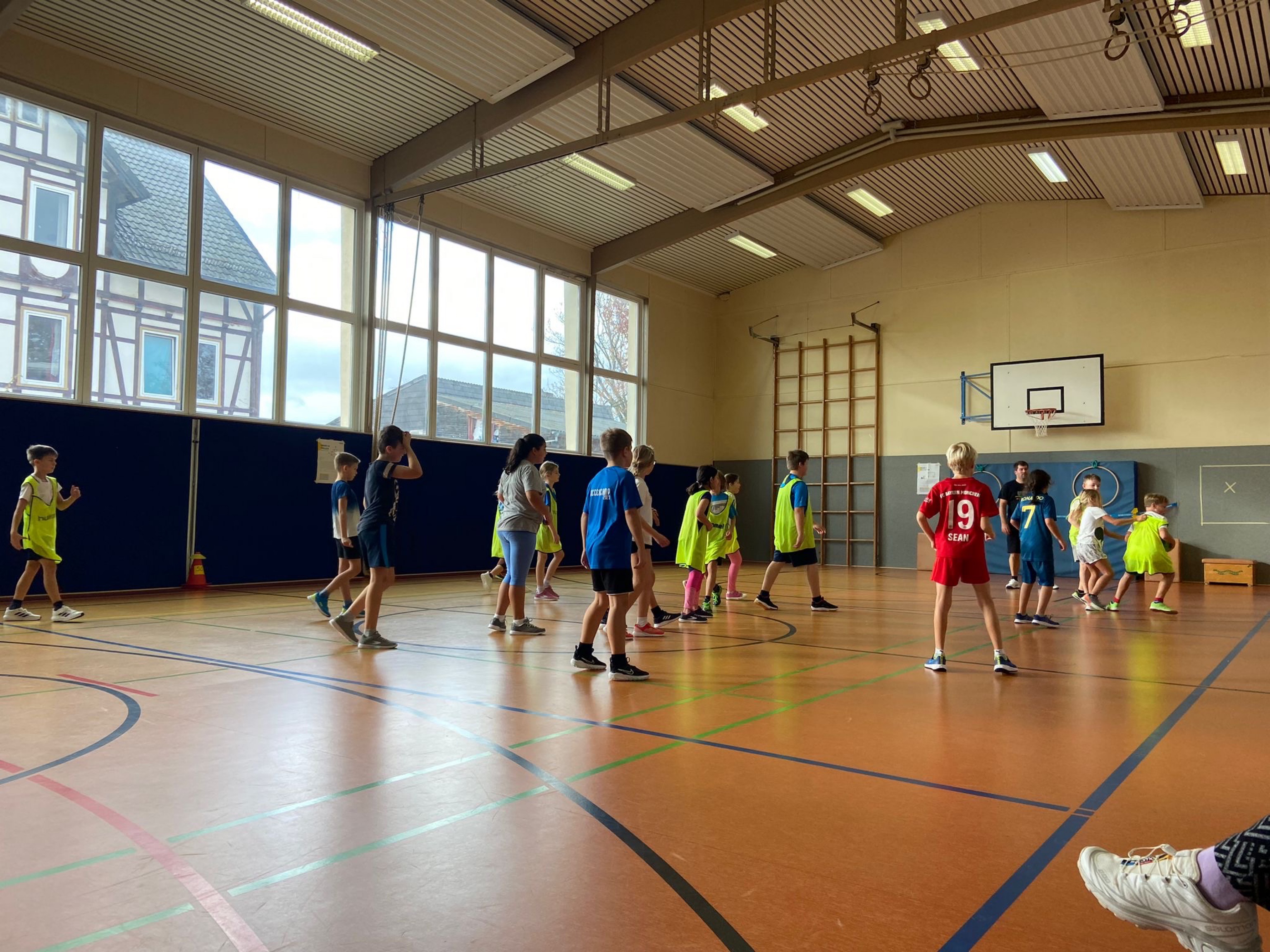 Die Grundschulkinder hatten viel Spaß am Handball spielen Die Grundschulkinder hatten viel Spaß am Handball spielen