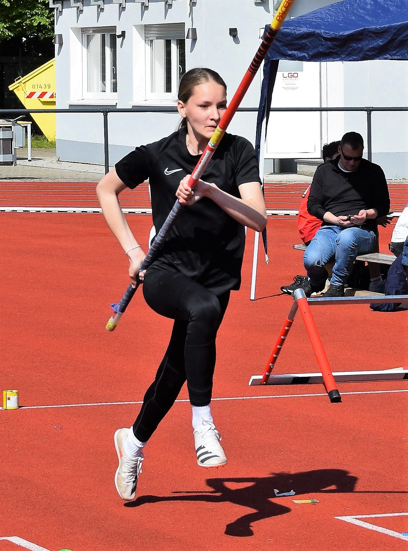 Anna Rieger, derzeit beste deutsche W14-Stabhochspringerin, beim Anlauf zum Probesprung vor einem souveränen Sieg in Dortmund.