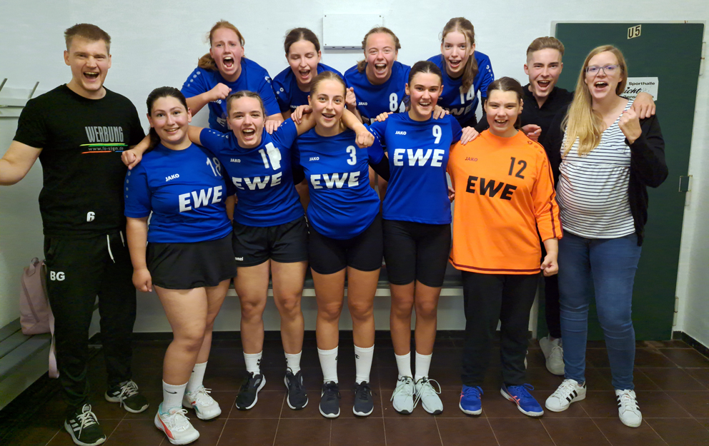 Die Spielerinnen lagen sich in den Armen und waren überglücklich über den ersten Saisonsieg als B-Jugend, den sie sich alle gemeinsam als Team erkämpft hatten.