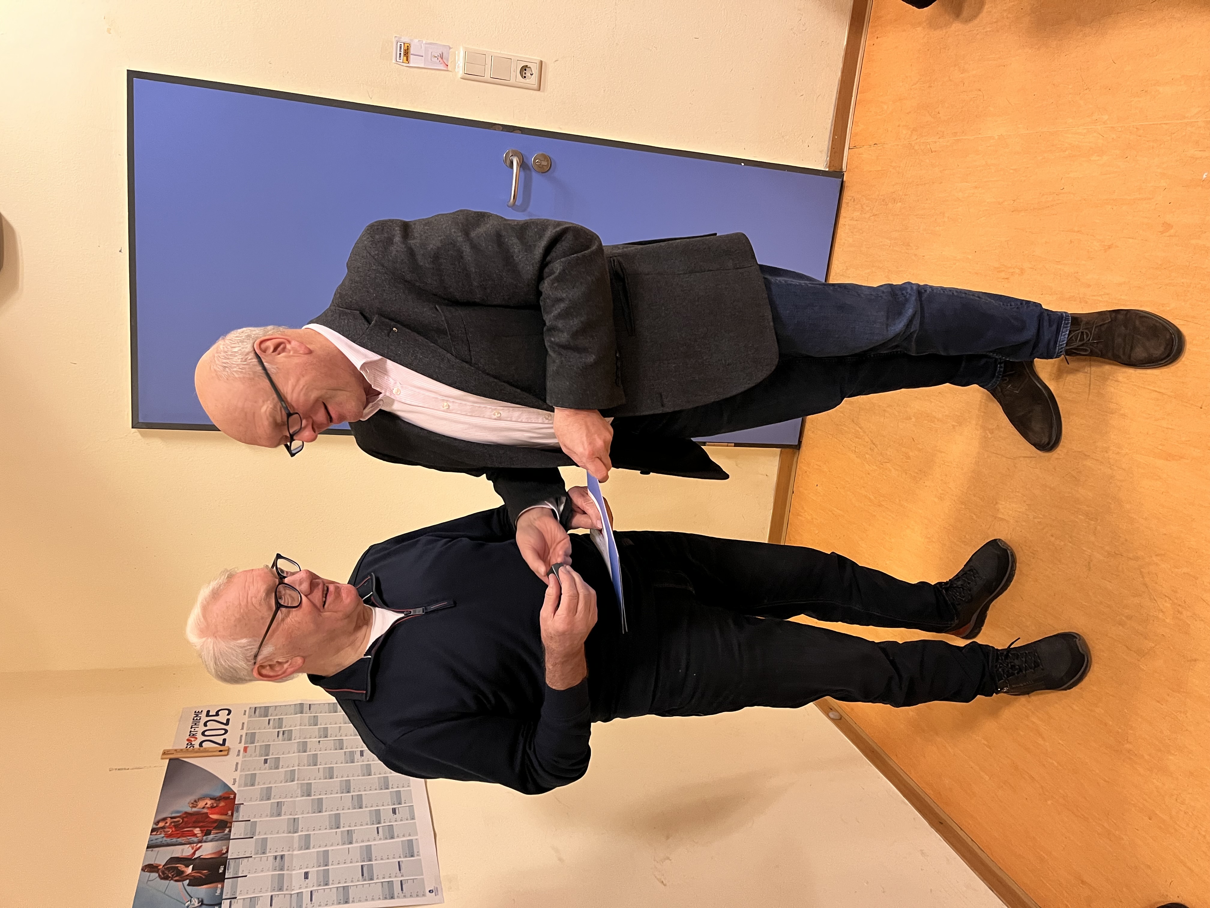 Hannes Feldmann bekommt aus den Händen von Bernd Wiesendorf (KSB)die silberne Ehrennadel des LSB überreicht