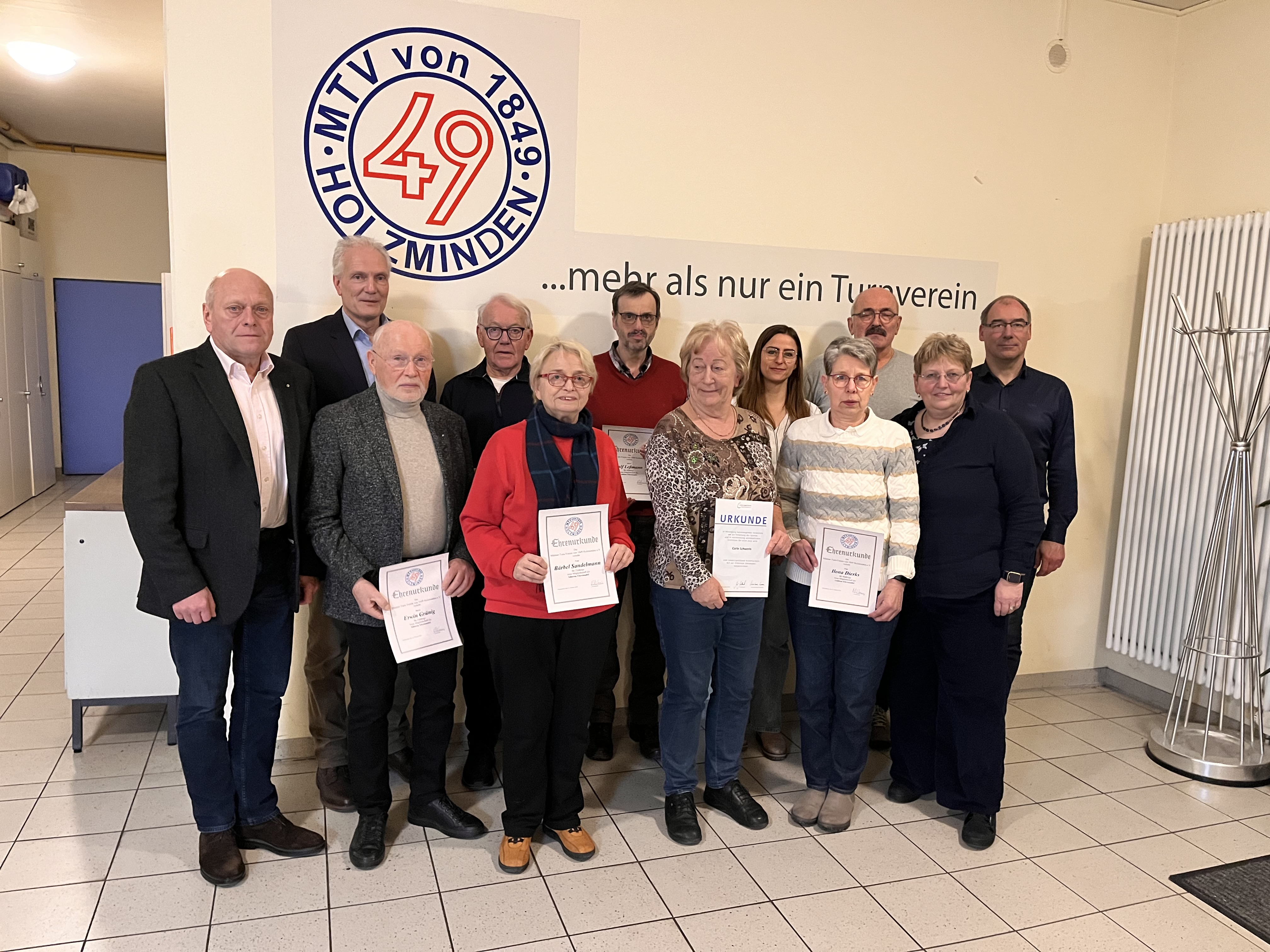 v.l. Bernd Wiesendorf, Holger Gläser, Erwin Grünig, Hannes Feldmann, Bärbel Sandelmann, Ralf Leßmann, Carla Schwerin, Lara Lindner, Ilona Dierks, Erhard Wingrat, Hiltrud Romberg und Dr. Christoph Sandforth v.l. Bernd Wiesendorf, Holger Gläser, Erwin Grünig, Hannes Feldmann, Bärbel Sandelmann, Ralf Leßmann, Carla Schwerin, Lara Lindner, Ilona Dierks, Erhard Wingrat, Hiltrud Romberg und Dr. Christoph Sandforth
