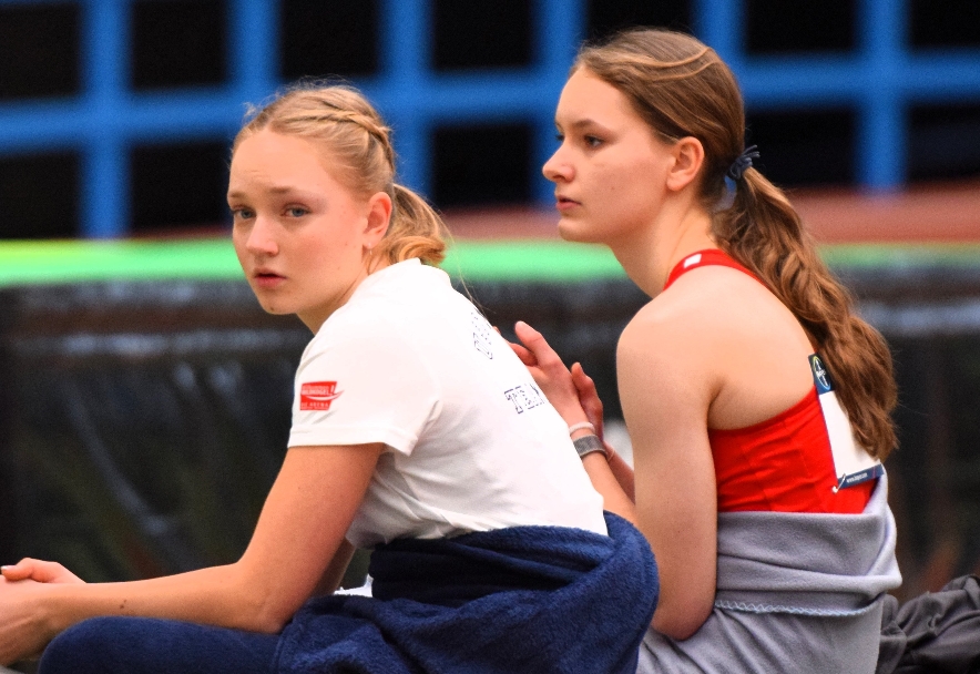 Die deutsche W15-Meisterin Line Gretzler (Mainz) und Vizemeisterin Anna Rieger sind konzentriert bei der Sache