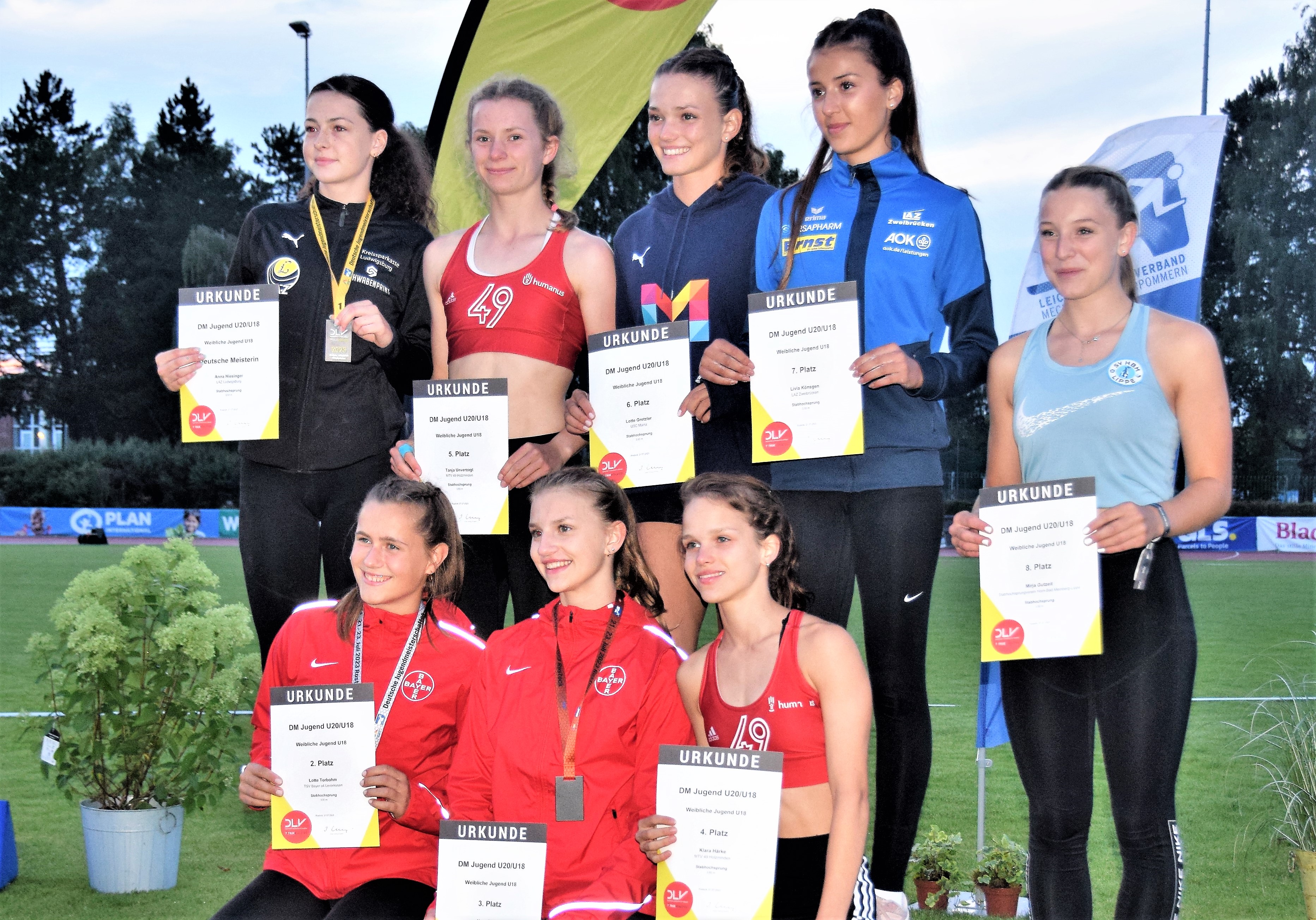 Siegerehrung im U18-Stabhochsprung in Rostock: Hintere Reihe links die Siegerin Anna Hiesinger (Ludwigsburg), daneben Tanja Unverzagt (Fünfte); untere Reihe rechts die viertplatzierte Klara Härke Siegerehrung im U18-Stabhochsprung in Rostock: Hintere Reihe links die Siegerin Anna Hiesinger (Ludwigsburg), daneben Tanja Unverzagt (Fünfte); untere Reihe rechts die viertplatzierte Klara Härke