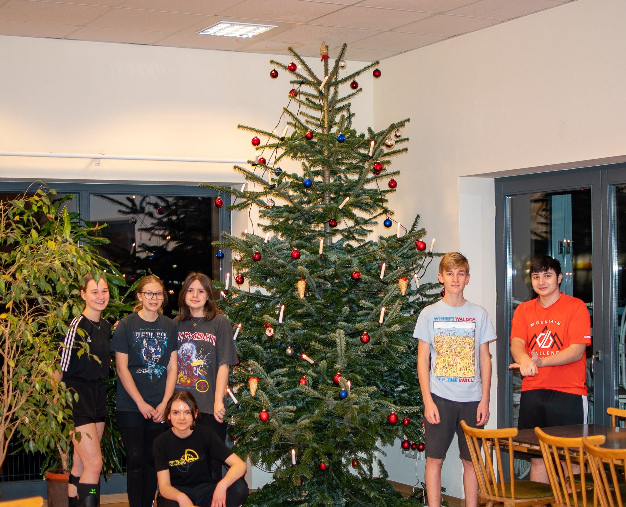 Die Volleyballjugend vor dem Weihnachtsbaum