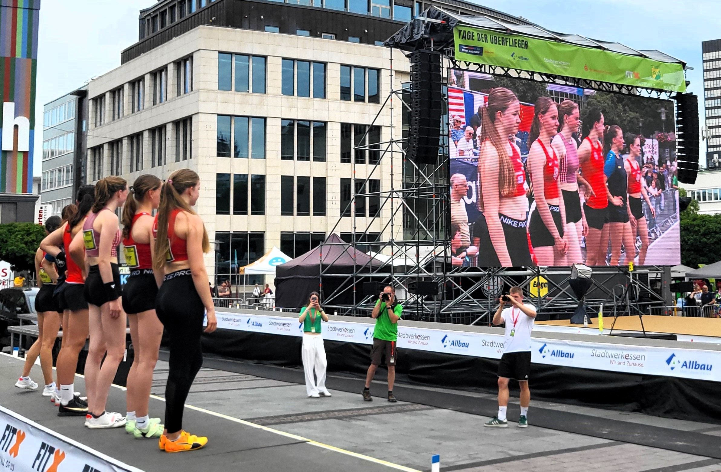 Präsentation der Stabhochspringerinnen auf dem Kennedyplatz.
