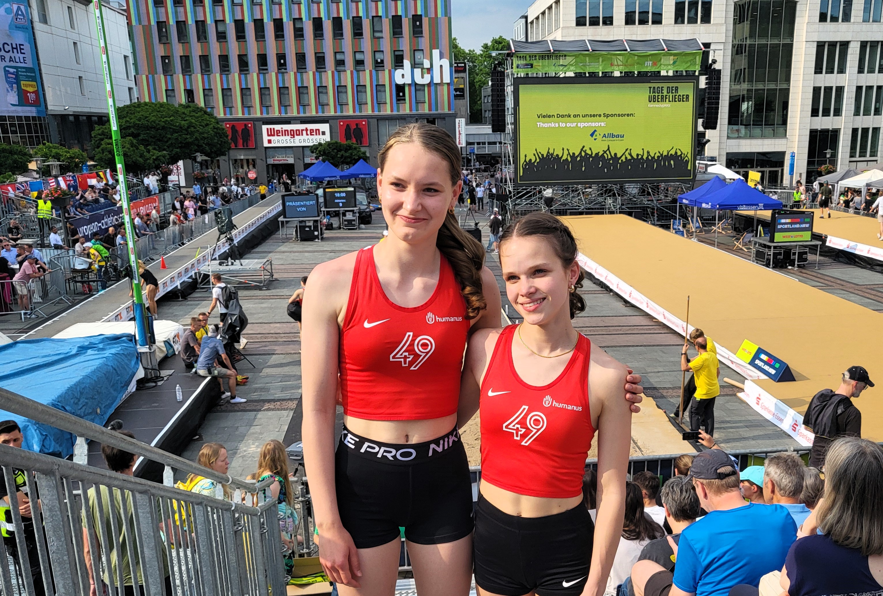 Anna Rieger und Klara Härke nach dem Stabhochsprung-Wettbewerb Anna Rieger und Klara Härke nach dem Stabhochsprung-Wettbewerb
