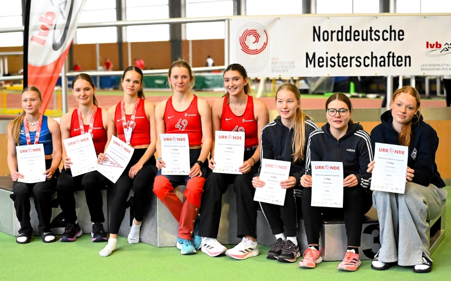 Die ersten Acht des Stabhochsprungs mit Meisterin Klara Härke (Dritte von links)