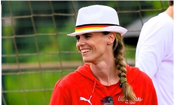 Erkennungszeichen weißer Hut: Silke Spiegelburg Erkennungszeichen weißer Hut: Silke Spiegelburg